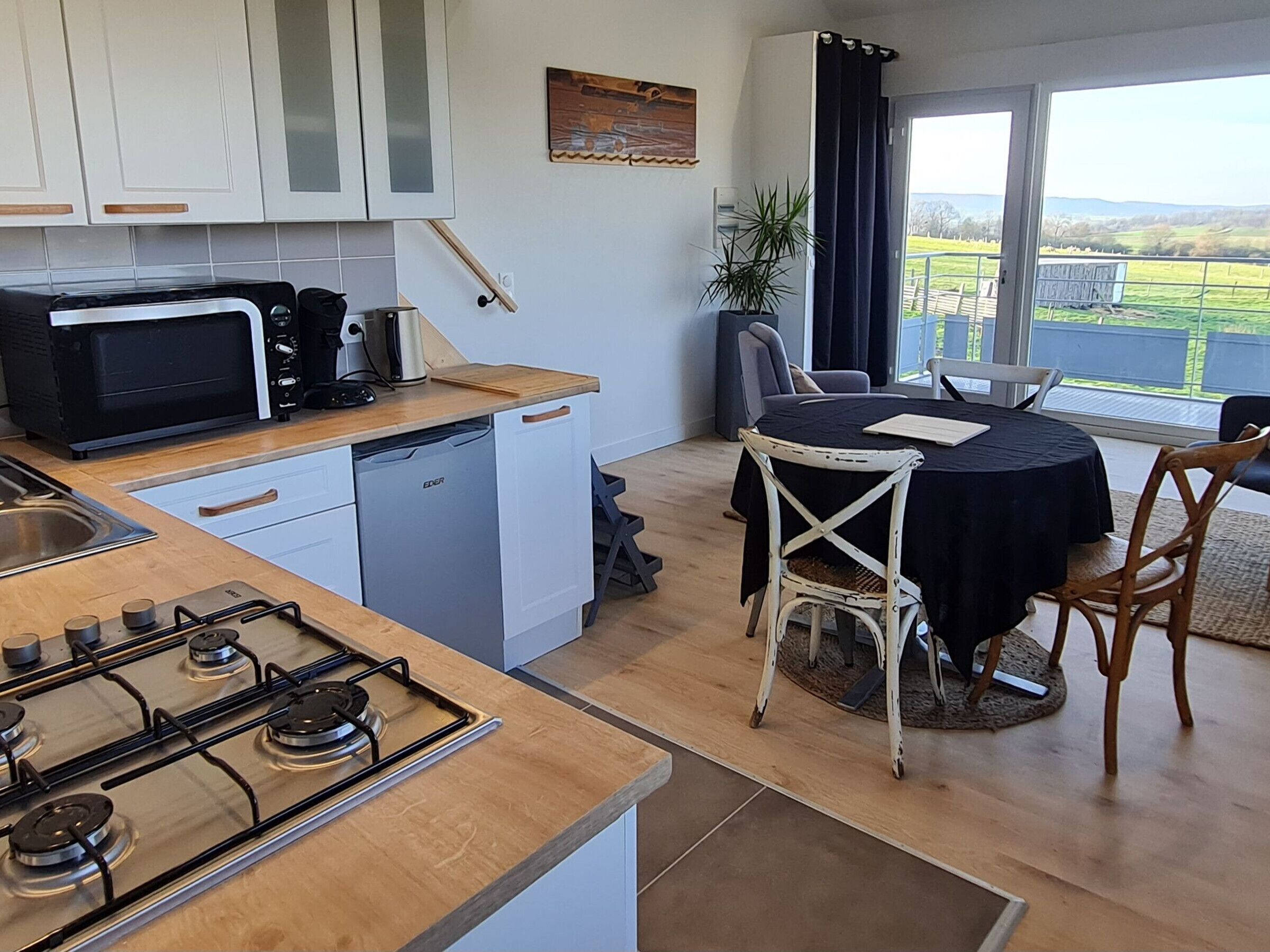 Een koelkast, een vaatwasser