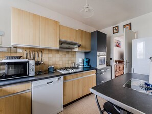 Microwave, oven, dishwasher, coffee/tea maker - Spacious T3 apartment with parking, balconies, 20m from Arcachon beach (Arcachon)