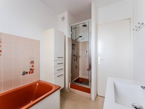 Bathroom - Spacious T3 apartment with parking, balconies, 20m from Arcachon beach (Arcachon)