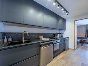 Wasserkocher mit Kaffee-/Teezubehör, Kühlschrank, Mikrowelle