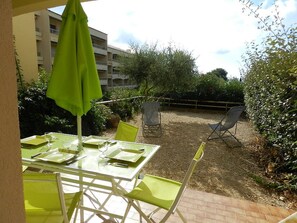 Outdoor dining - 2-room apartment with terrace near the beach (Bormes-les-Mimosas)