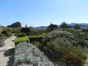 Property grounds - 2-room apartment with terrace near the beach (Bormes-les-Mimosas)