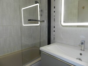 Bathroom - 2-room apartment with terrace near the beach (Bormes-les-Mimosas)