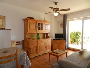 Interior - 2-room apartment with terrace near the beach (Bormes-les-Mimosas)