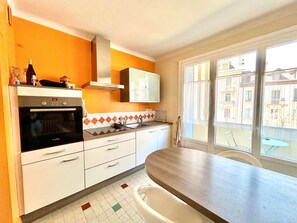 Fridge, microwave, dishwasher, cookware/dishes/utensils - City Center Annecy Apartment with Parking and WIFI (Annecy)