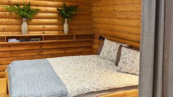 2 bedrooms, desk, iron/ironing board, WiFi