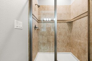 Shower, jetted bath, hair dryer, towels - 6BR Resort Home, Private Pool & Spa, ChampionsGate, Near Disney (Davenport)