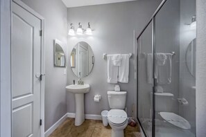 Shower, jetted bath, hair dryer, towels - 6BR Resort Home, Private Pool & Spa, ChampionsGate, Near Disney (Davenport)