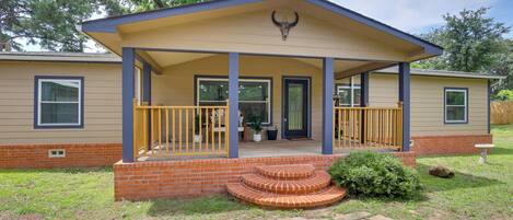 House (4 Bedrooms) | Front of property