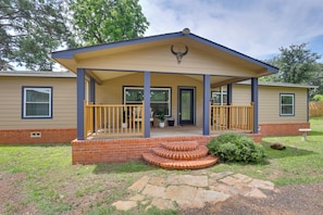 A single-story house with a covered porch, a front door, and a small front yard with a stone pathway. - Hike & Fish! Tyler Family Home 11 Mi to State Park (Tyler)