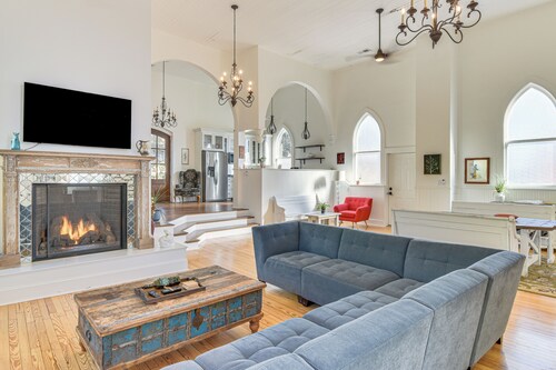 'the Revival Room' in Historic Dtwn Staunton