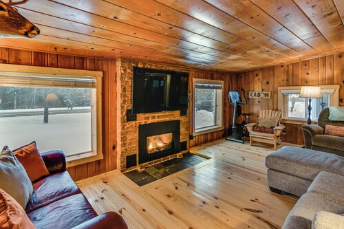 Home Theater & Hot Tub! Home Near Higgins Lake