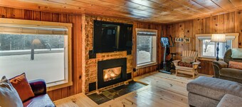 Home Theater & Hot Tub! Home Near Higgins Lake