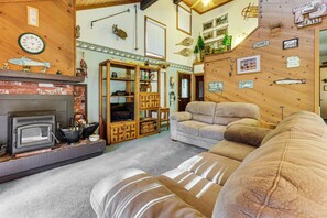 Interior - Community Perks & Watercrafts: Shaver Lake Condo (Shaver Lake)