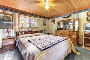 Interior - Community Perks & Watercrafts: Shaver Lake Condo (Shaver Lake)