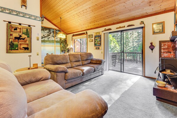 Interior - Community Perks & Watercrafts: Shaver Lake Condo (Shaver Lake)