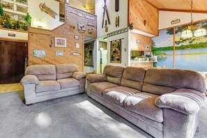 Interior - Community Perks & Watercrafts: Shaver Lake Condo (Shaver Lake)