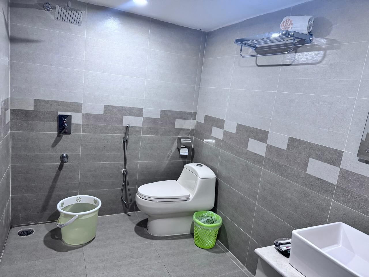 ファミリー スイート シティビュー | バスルーム | シャワー、ヘアドライヤー、スリッパ、タオル