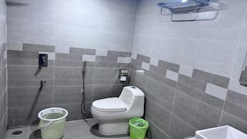 ファミリー スイート シティビュー | バスルーム | シャワー、ヘアドライヤー、スリッパ、タオル