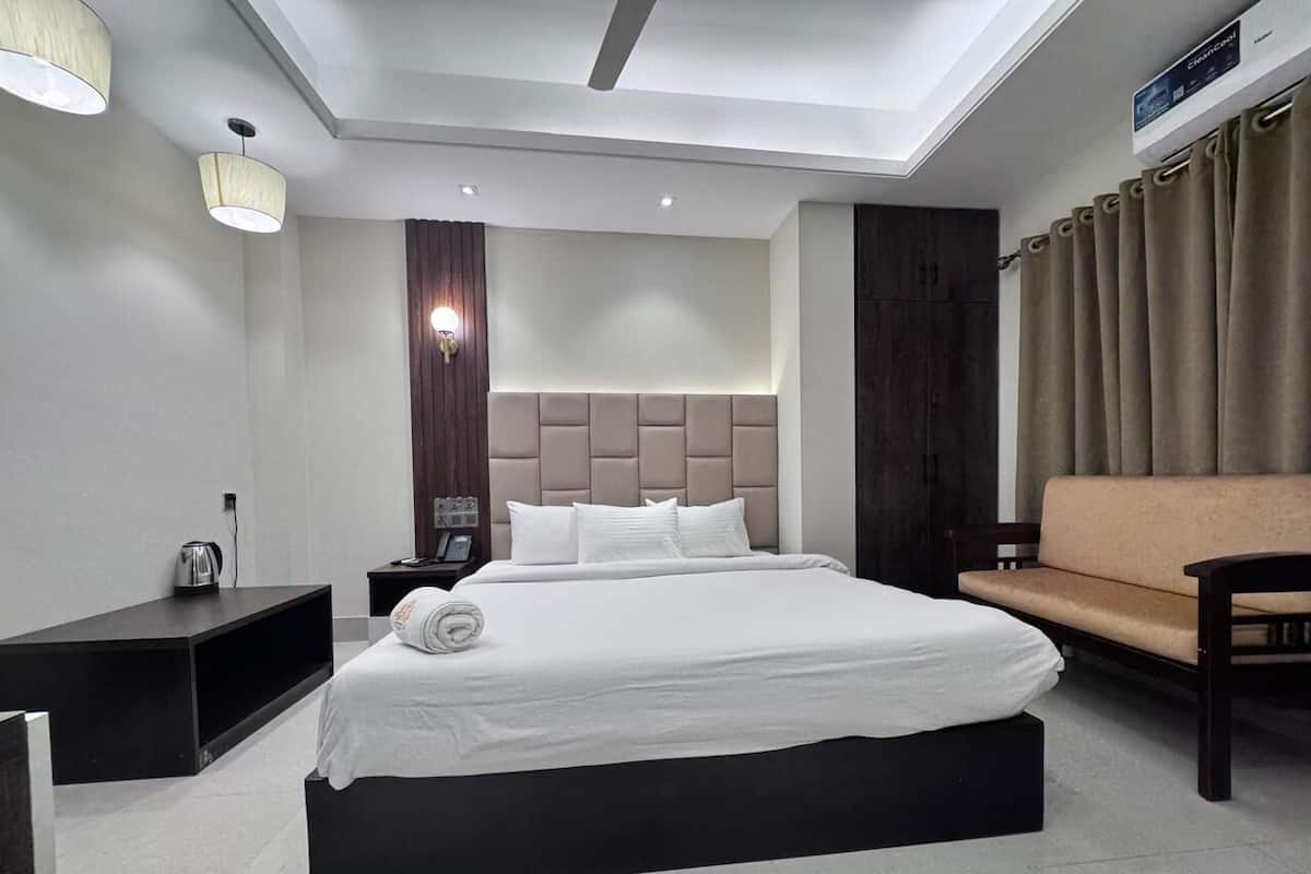 Habitación doble Deluxe, vista a la ciudad | Caja de seguridad en la habitación y escritorio