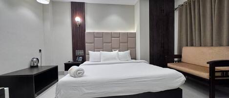 Chambre Double Deluxe, vue ville | Coffres-forts dans les chambres, bureau