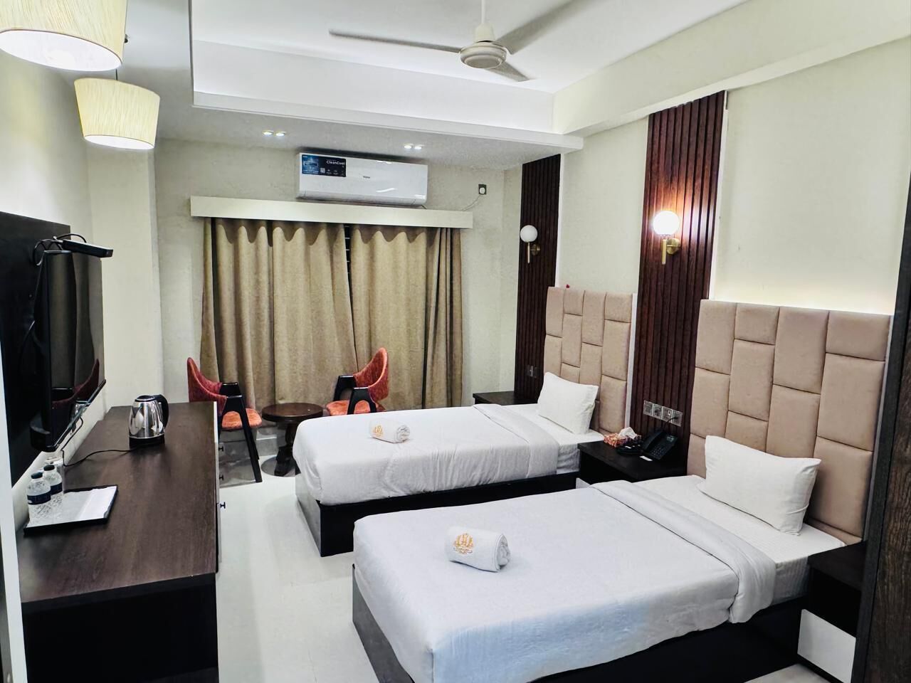 Habitación Deluxe con 2 camas individuales, vista a la ciudad | Caja de seguridad en la habitación y escritorio 