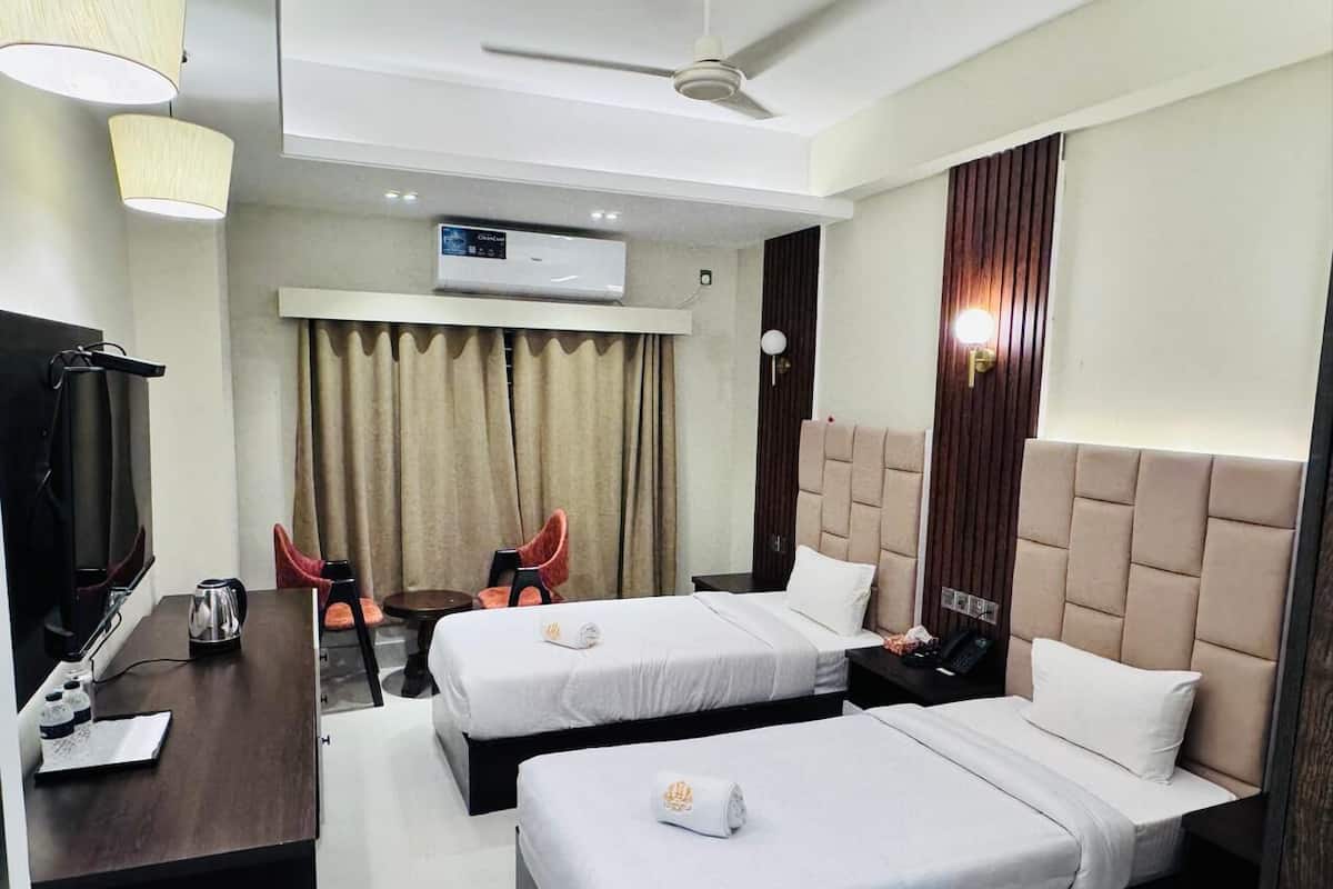 Habitación Deluxe con 2 camas individuales, vista a la ciudad | Caja de seguridad en la habitación y escritorio