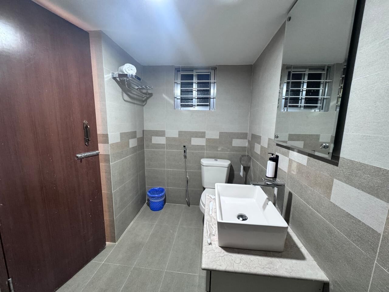 Buồng tắm vòi sen, máy sấy tóc, dép đi trong nhà, khăn tắm 