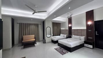 Familiesuite - byudsigt | Pengeskab på værelset, skrivebord, arbejdsområde til bærbare computere