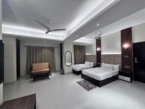 Suite familiar, vistes a la ciutat | Caixa forta a l'habitació i escriptori 