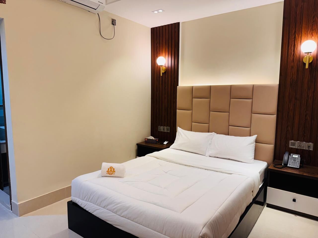 デラックス ダブルルーム シティビュー | セーフティボックス (室内)、デスク、ノートパソコン用作業スペース、アイロン / アイロン台