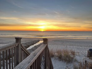 On the beach - DIRECT OCEAN FRONT 5 Bed 6 Bath with Pool (Surfside Beach)