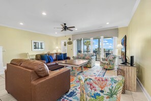 Smart TV, books - DIRECT OCEAN FRONT 5 Bed 6 Bath with Pool (Surfside Beach)