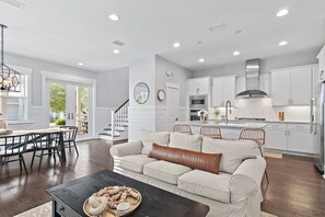 Smart TV - Almost Home 4BR Sleeps 12 ! 6 Bikes & Golf Cart / Pickleball Courts/ Heated Pool at NatureWalk 30A! (Santa Rosa Beach)