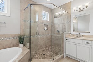 Shower, hair dryer, towels - Shore Beats Work – 4BR Home Across From Pools, Golf Cart, Bikes (Santa Rosa Beach)