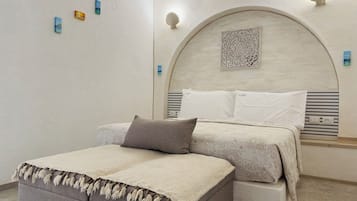 Suite junior, patio, vista al jardín | Decoración personalizada, cortinas blackout y insonorización