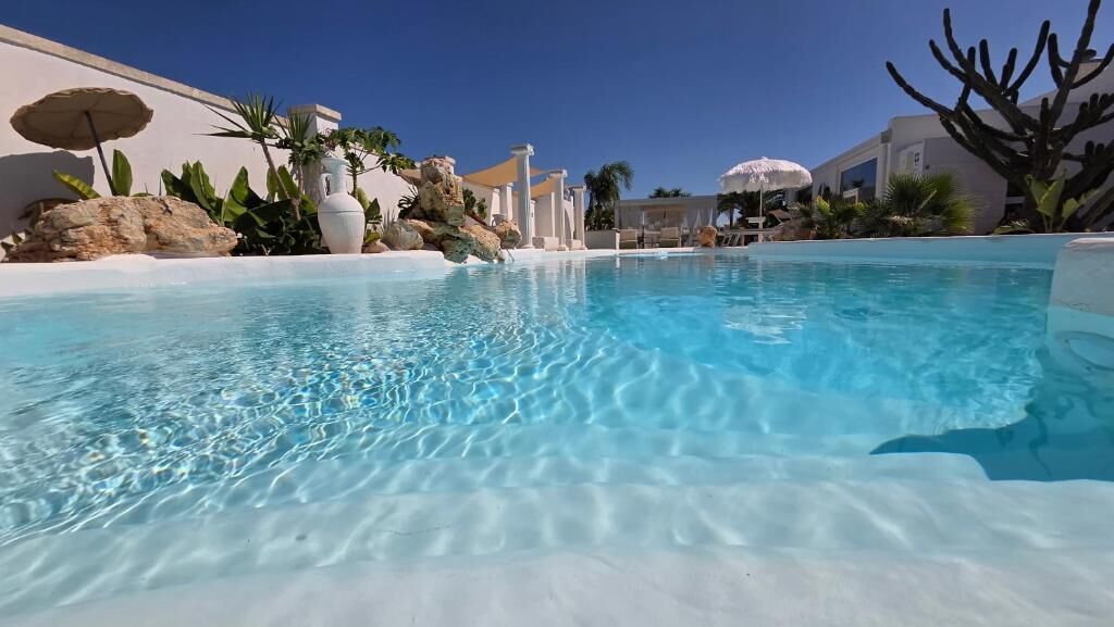 Piscina externa sazonal, guarda-sóis, espreguiçadeiras