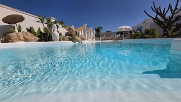 Piscina externa sazonal, guarda-sóis, espreguiçadeiras