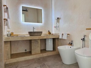 Shower, free toiletries, hair dryer, slippers - Oasi Cleopatra Luxury suite B&B (Manduria)