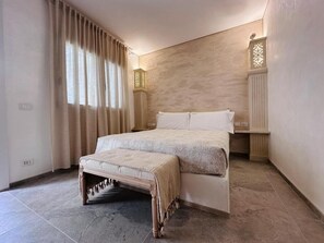 Decoración personalizada, cortinas blackout y sistema de insonorización 