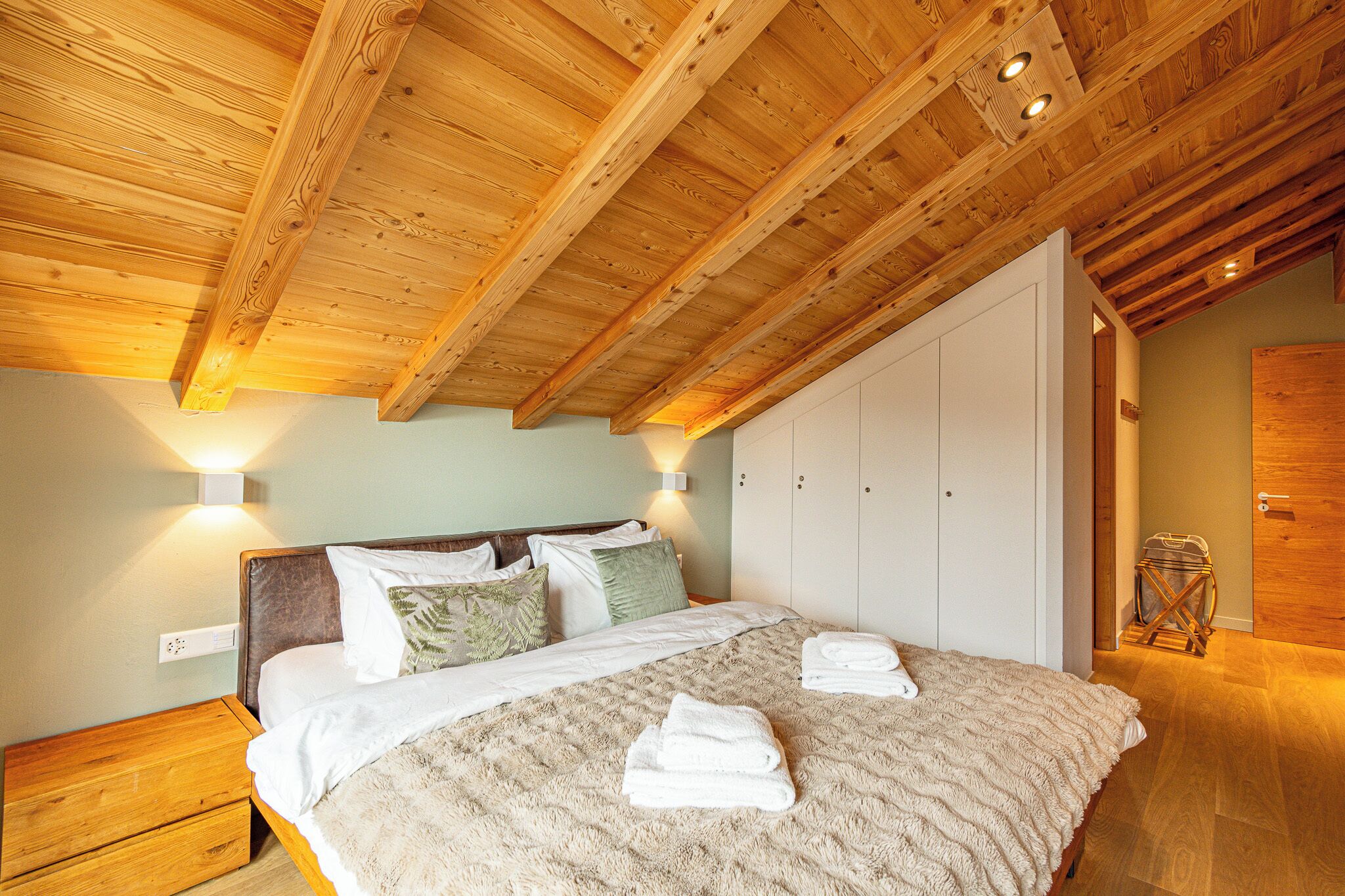 Strygejern/strygebræt, internetforbindelse, sengetøj