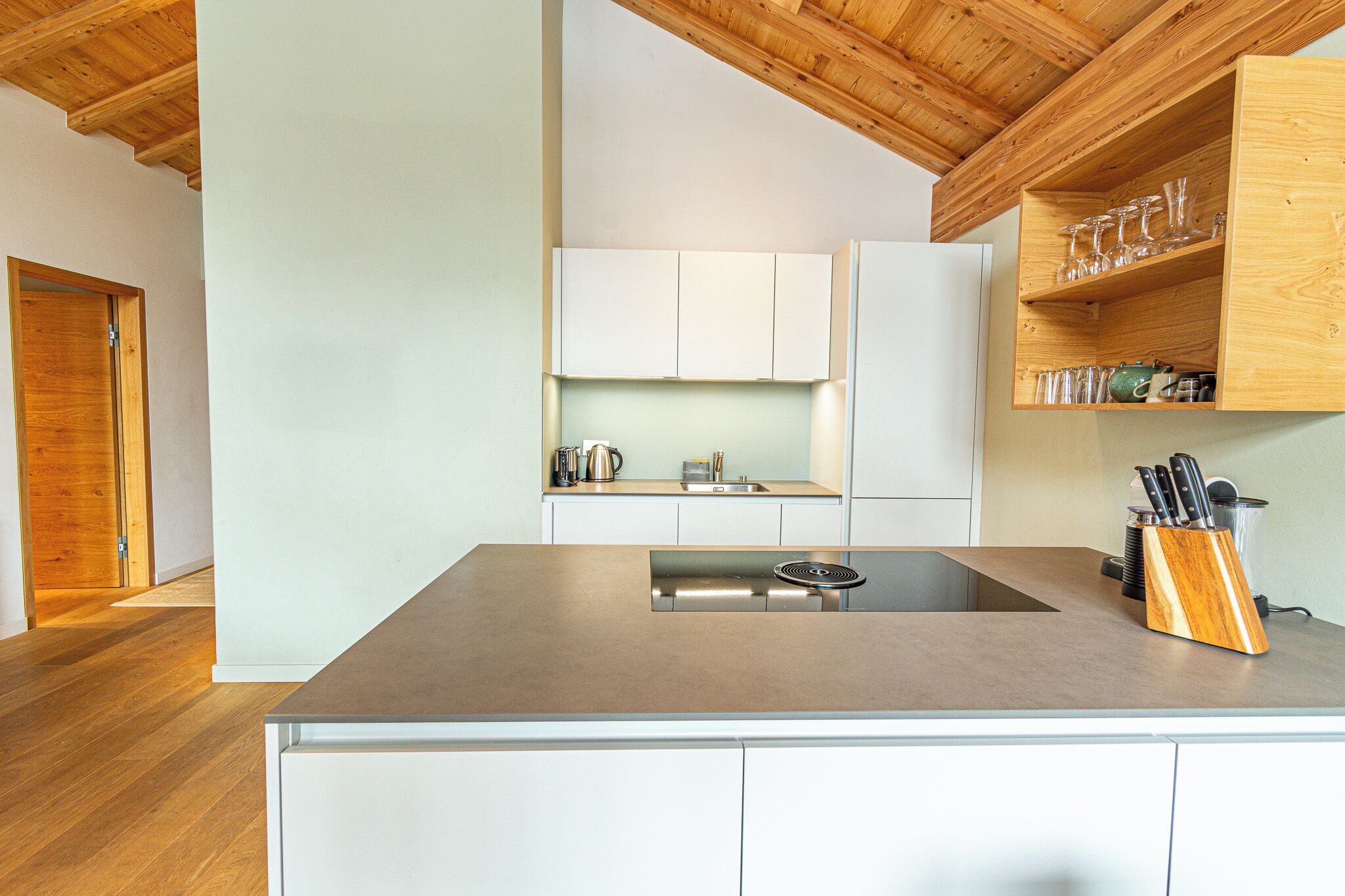 Køleskab, ovn, opvaskemaskine, elkedel