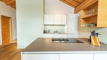 Køleskab, ovn, opvaskemaskine, elkedel