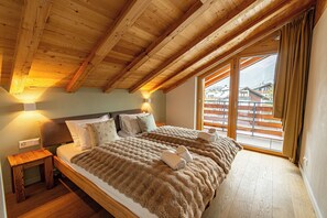 2 bedrooms, iron/ironing board, internet, bed sheets