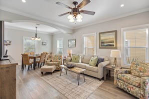 Smart TV - ISO Families & Friends To Make Cherished Beach Vacation Memories! 3 BR/2.5 BA (Pensacola)
