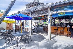 Outdoor dining - ISO Families & Friends To Make Cherished Beach Vacation Memories! 3 BR/2.5 BA (Pensacola)