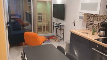 Réfrigérateur, micro-ondes, four, plaque de cuisson