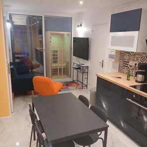 Een koelkast, een microgolfoven, een oven, een kookplaat