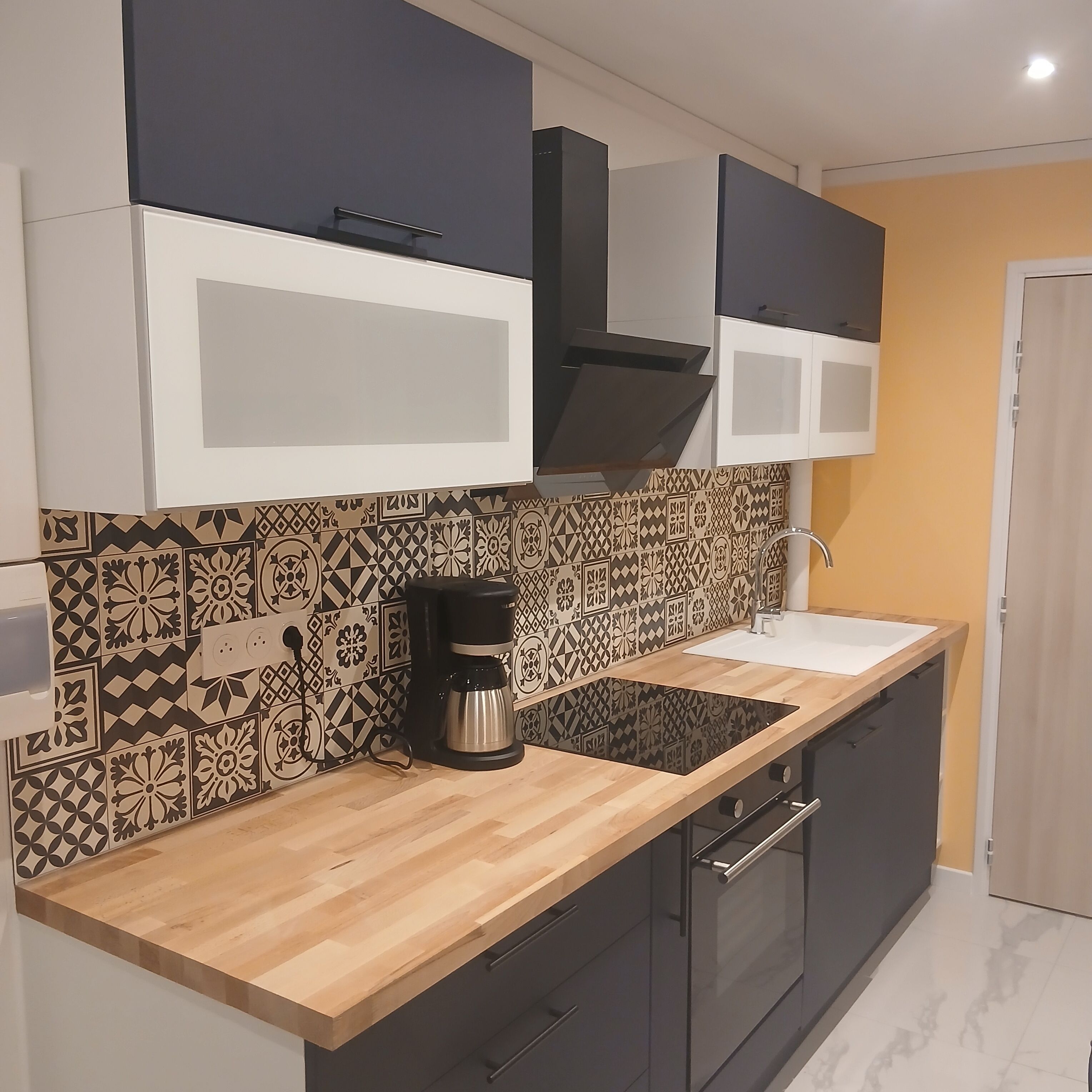 Frigorífico, microondas, horno y placa de cocina