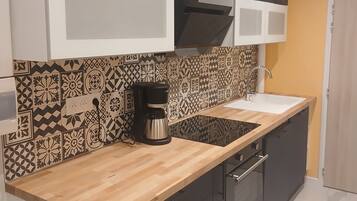 Frigorífico, microondas, horno y placa de cocina